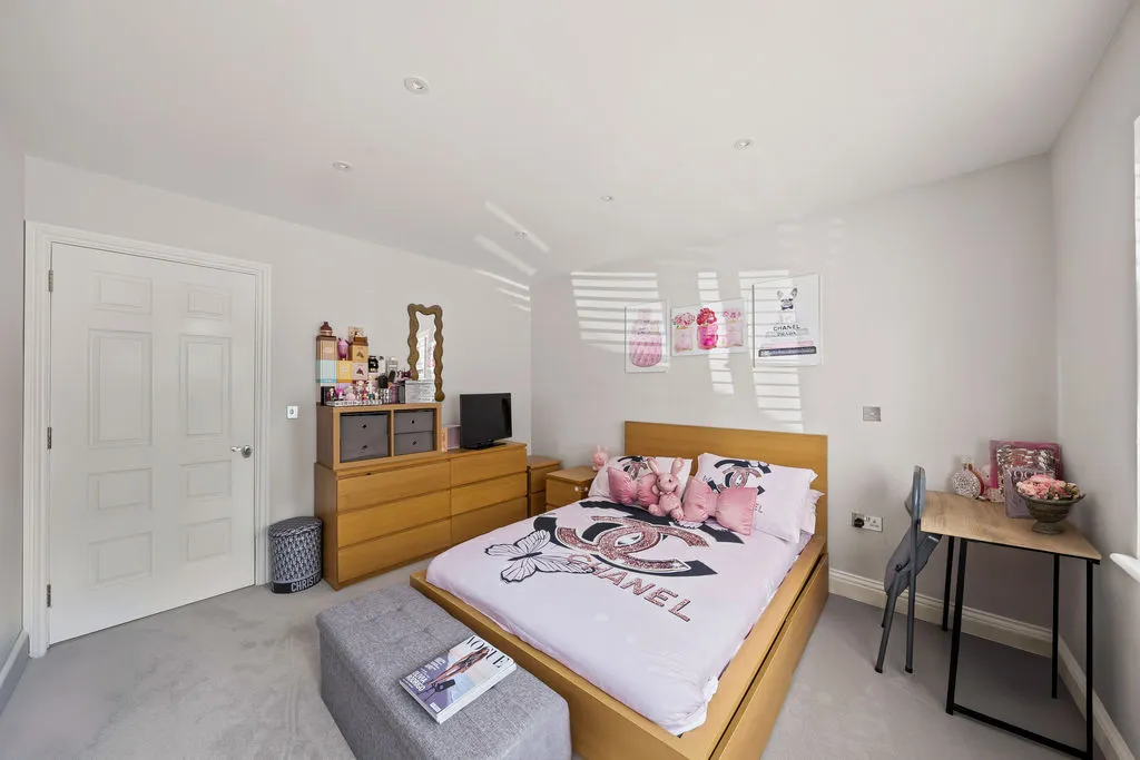 Roland Way, Worcester Park KT4 7AS, photo 12