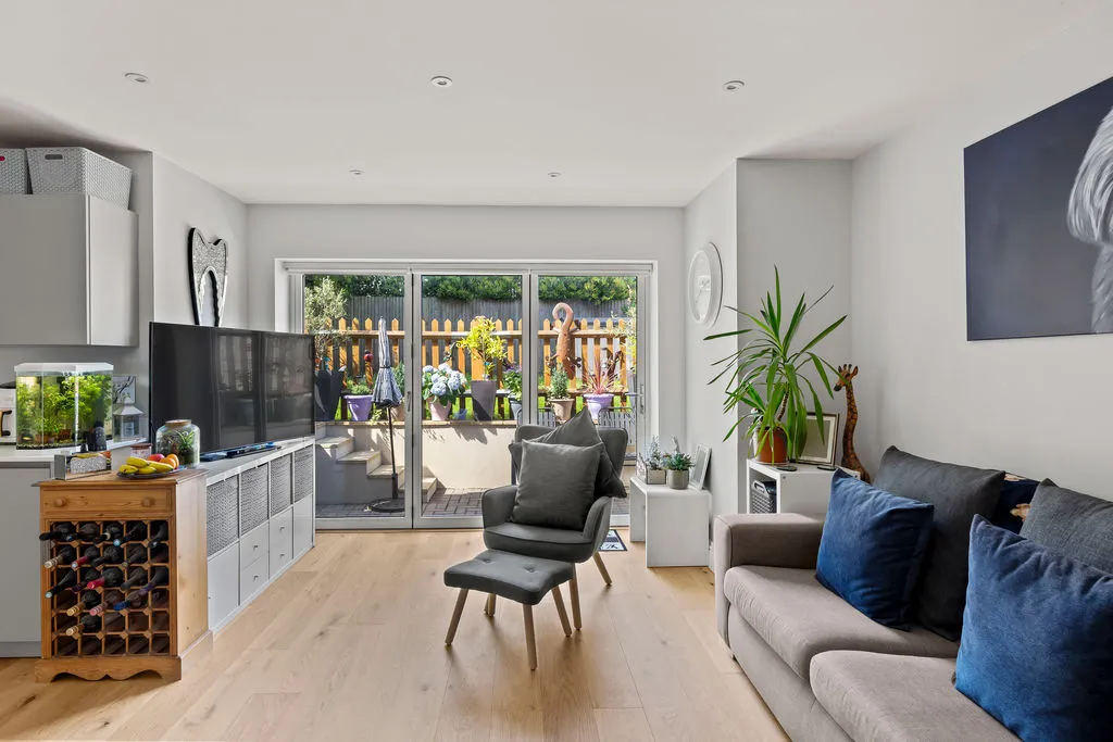 Roland Way, Worcester Park KT4 7AS, photo 4