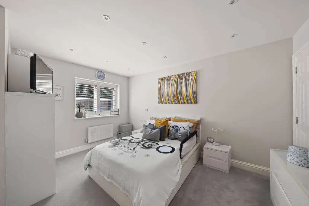 Roland Way, Worcester Park KT4 7AS, photo 9