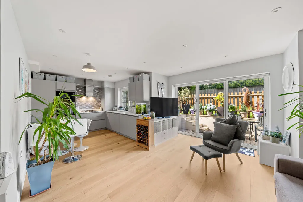 Roland Way, Worcester Park KT4 7AS, photo 2