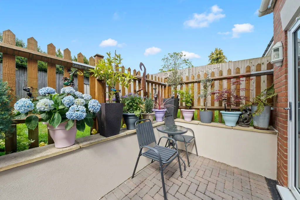 Roland Way, Worcester Park KT4 7AS, photo 15