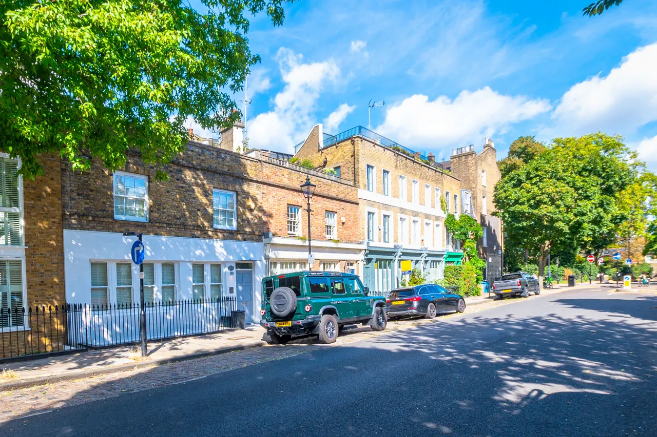 3 bed house to rent — 131 Cloudesley Road, London
