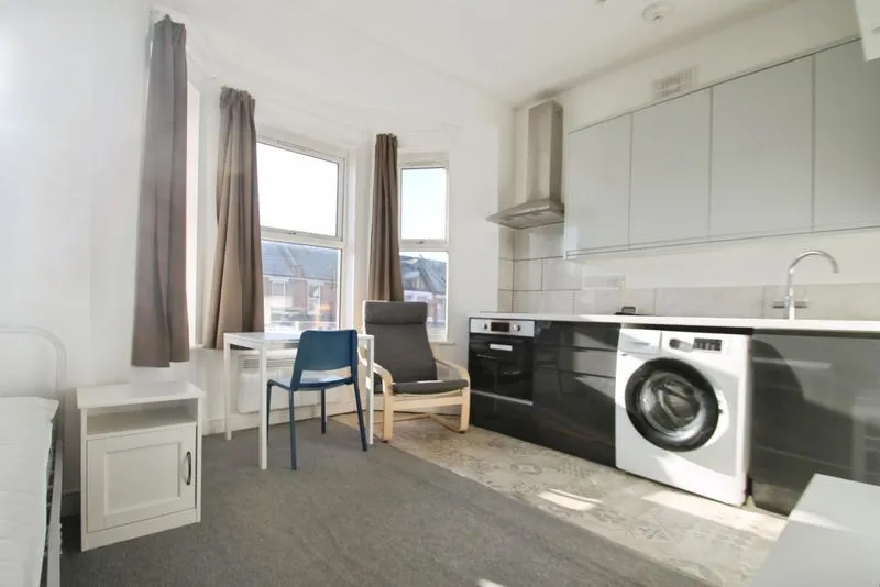 flat to rent — 24 Vaughan Road, Harrow