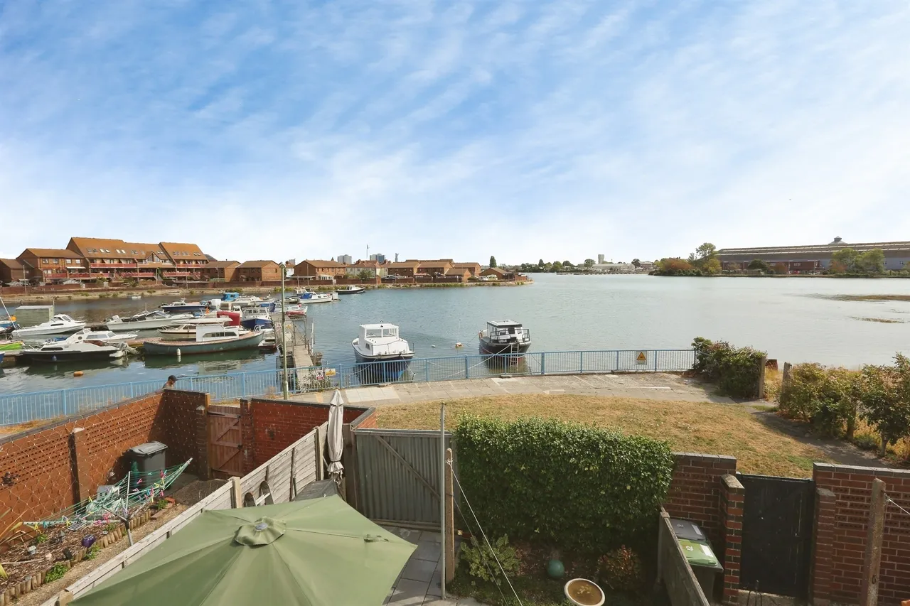 Dolphin Crescent, Gosport, photo 3