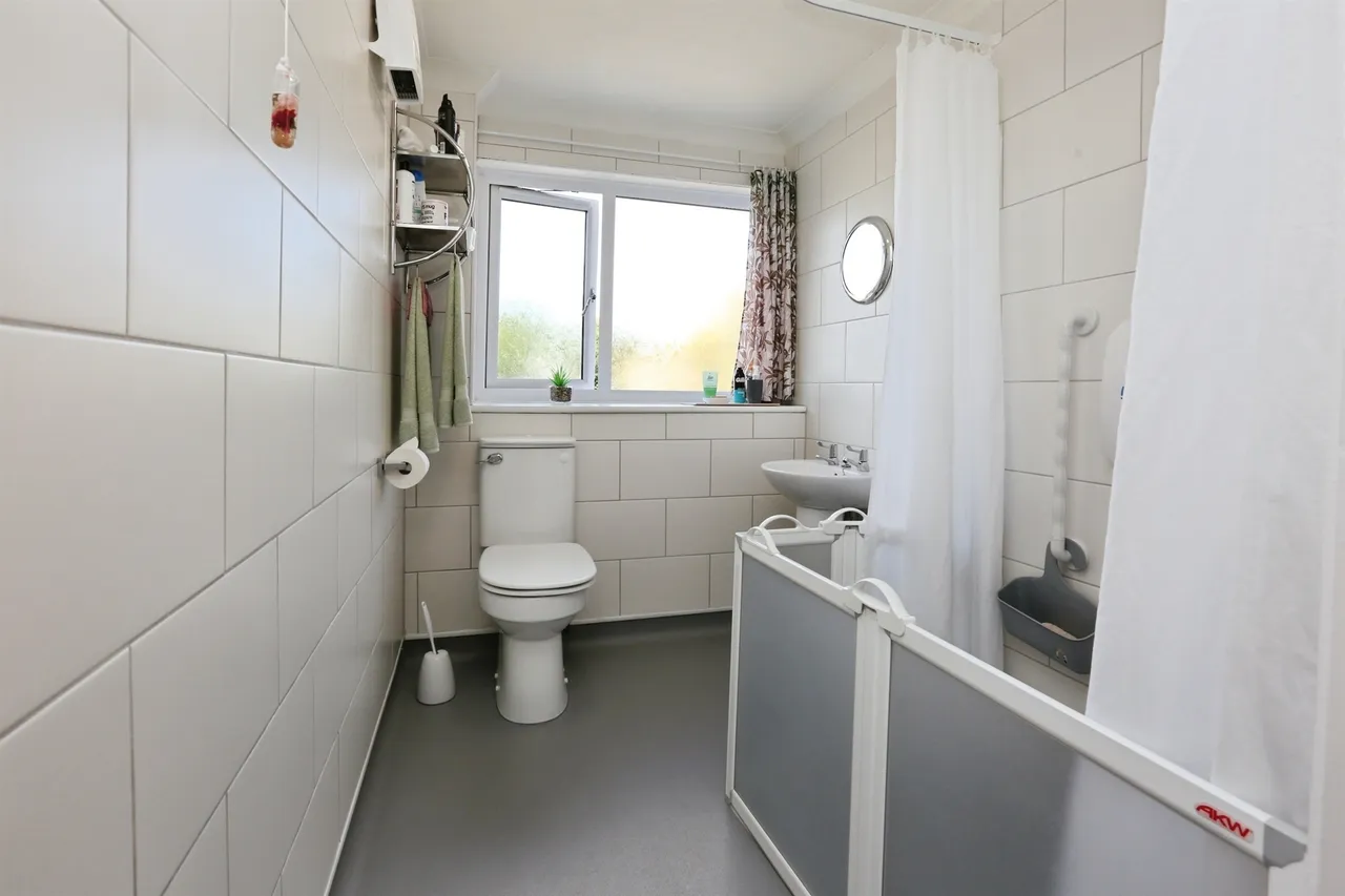 Dolphin Crescent, Gosport, photo 11