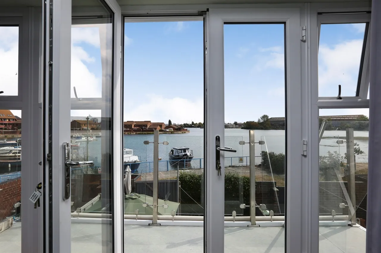 3 bed house for sale — Dolphin Crescent, Gosport
