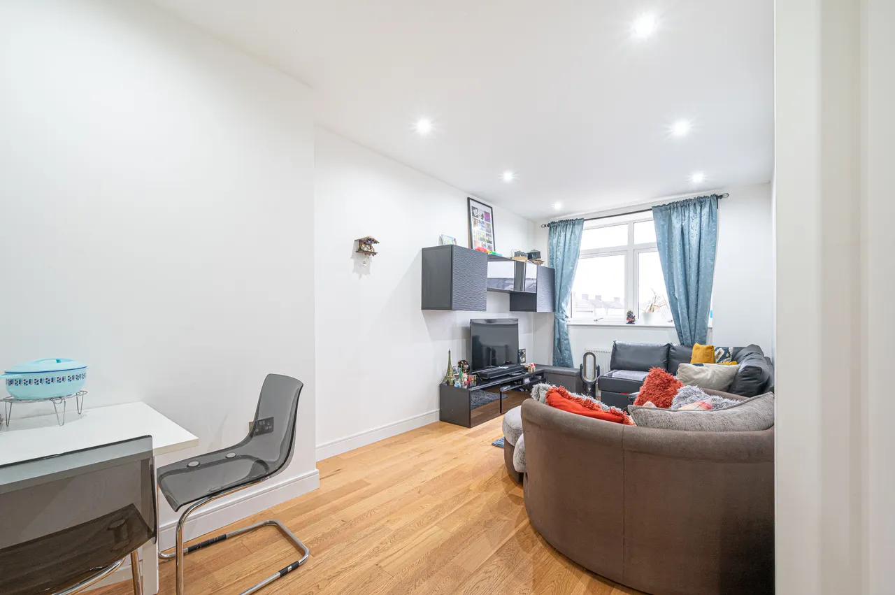 Flat 28, Research House, Greenford, photo 5