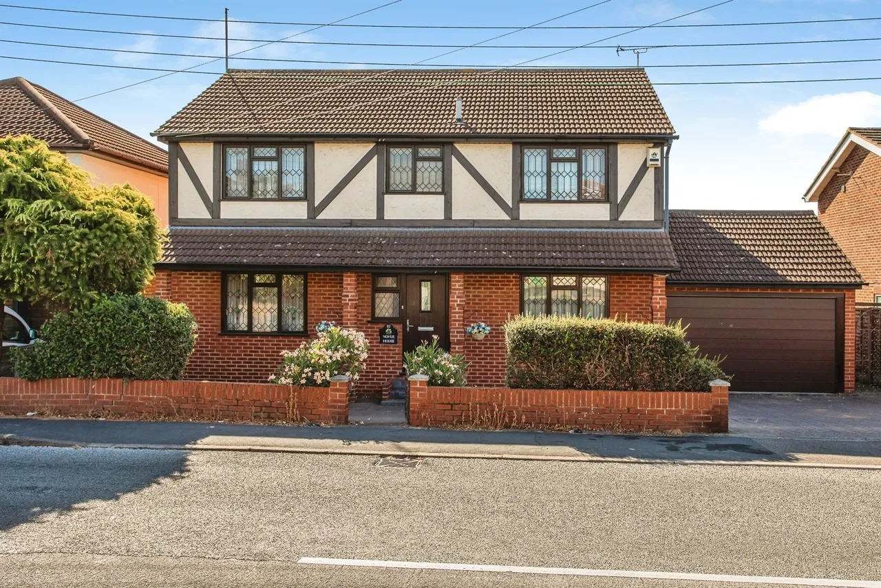 4 bed house for sale — Bull Lane, Rayleigh
