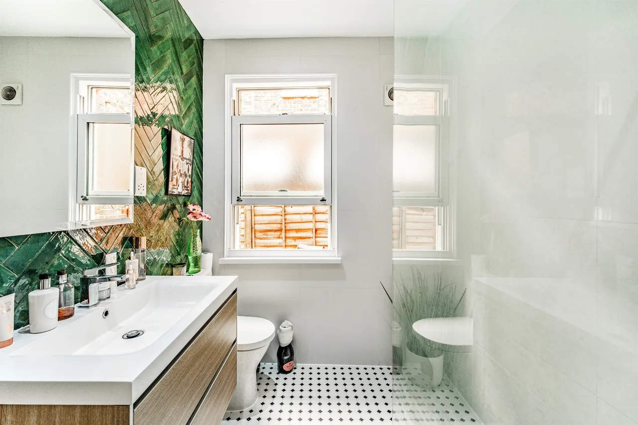 Oaklands Grove, London, photo 11