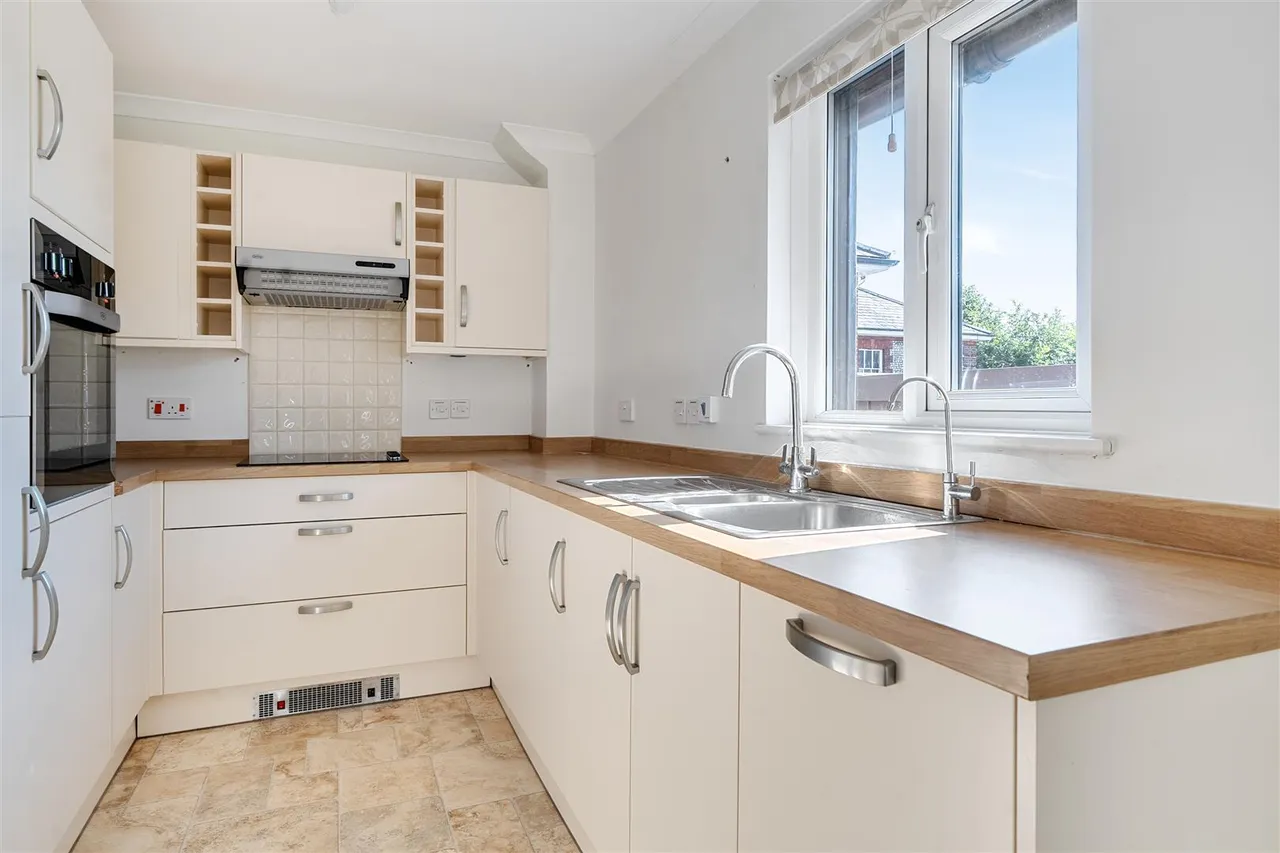 Hylton Road, Petersfield, GU32, photo 3