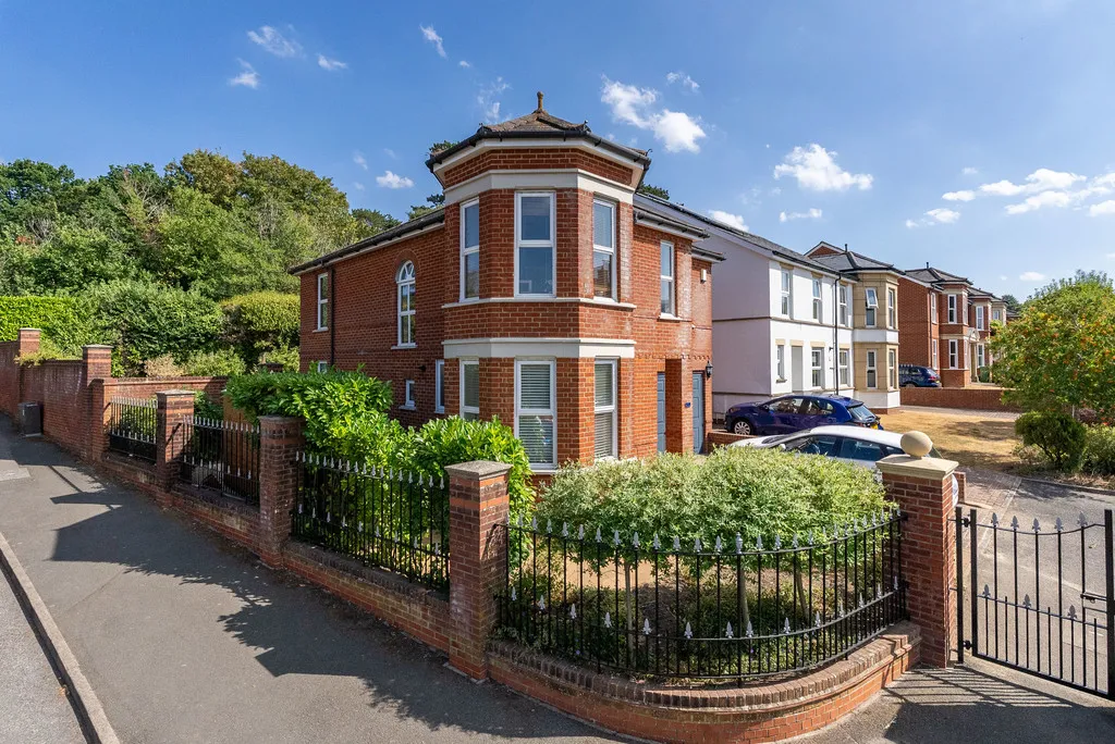 4 bed house for sale, Downsview Gardens, Dorking, RH4