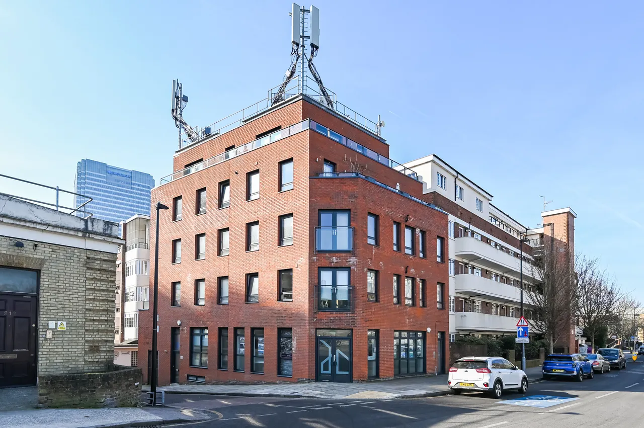 2 bed flat for sale — Apartment 4, Skysail Building, 210, Poplar High Street