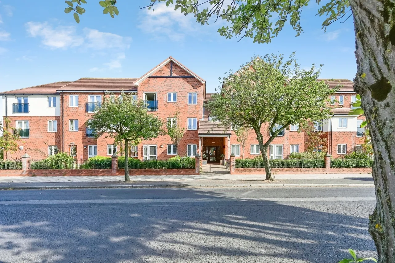 2 bed flat for sale, Mill Road, PR8