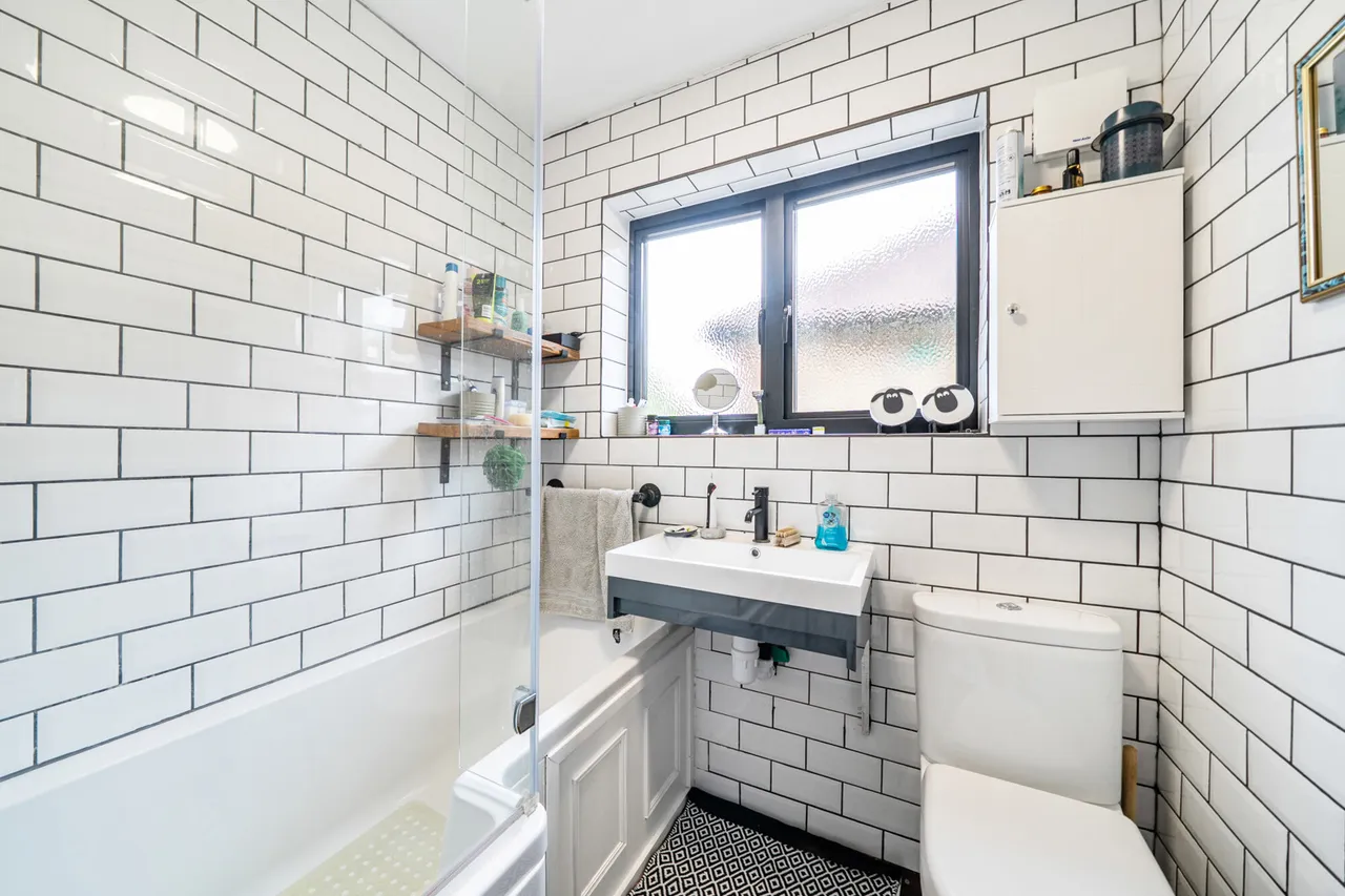 Northwood Road, Harefield, UB9, photo 9