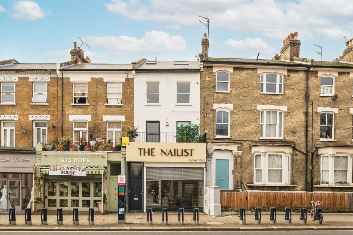 2 bed flat for sale, Shepherds Bush Road, W6