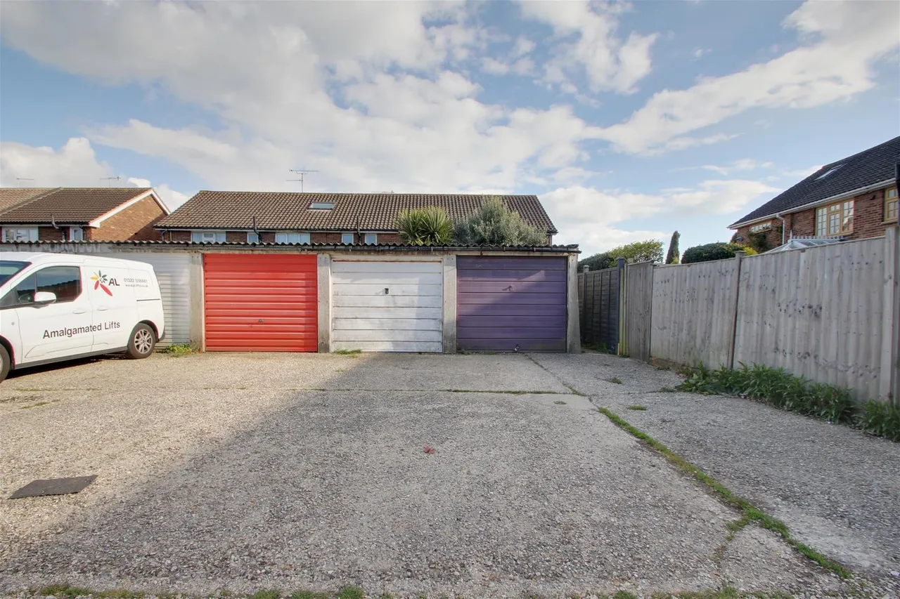 Somerset Close, Worthing, photo 13