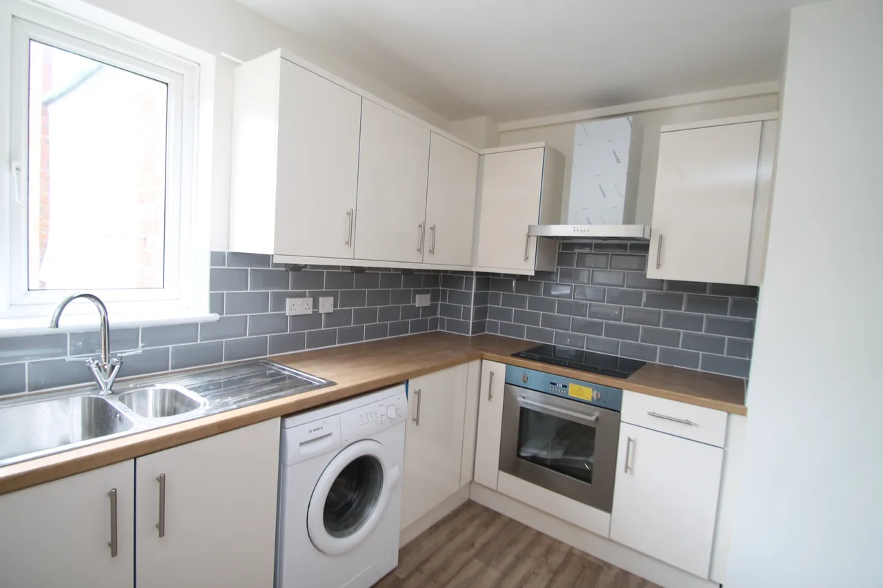 2 bed flat to rent, Station Road, Redhill, RH1