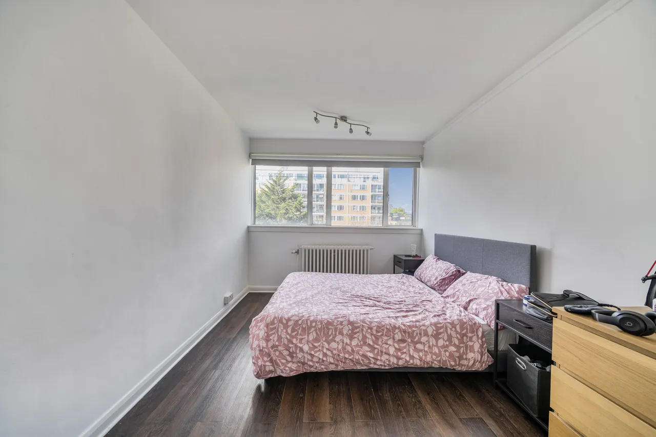 21 Sheraton House, Churchill Gardens, London, photo 2
