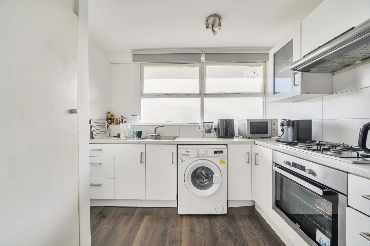 21 Sheraton House, Churchill Gardens, London, photo 5