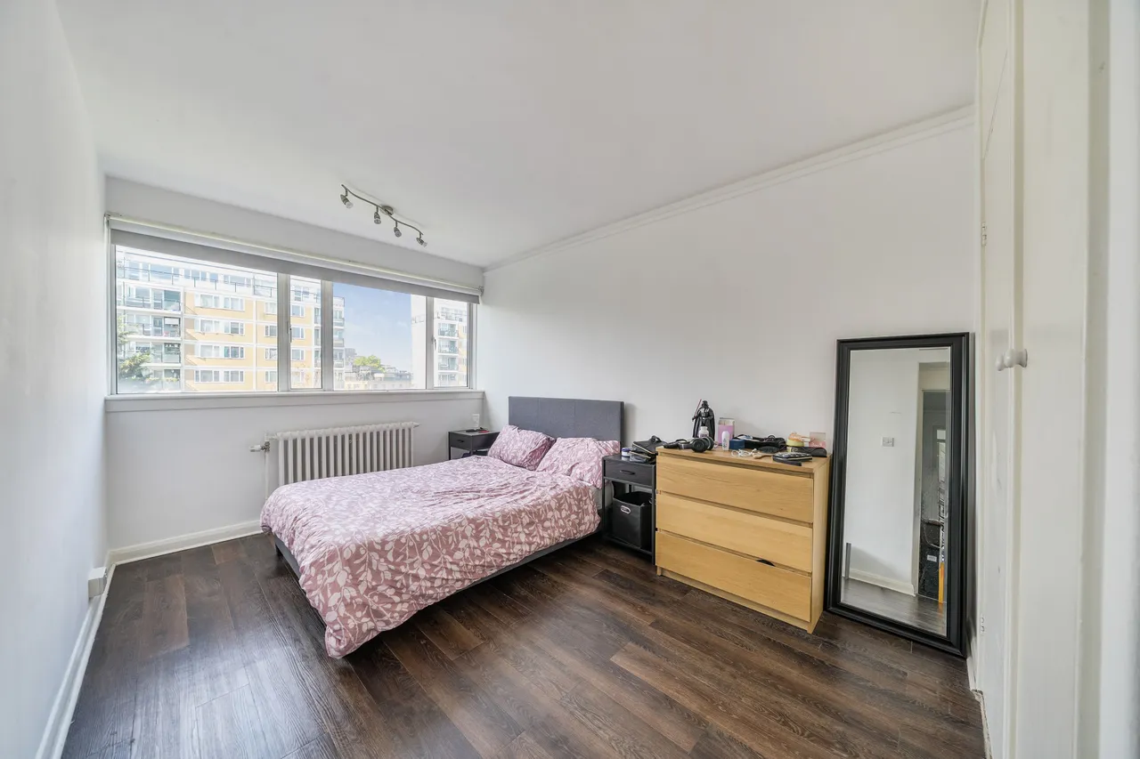 2 bed flat for sale — 21 Sheraton House, Churchill Gardens, London