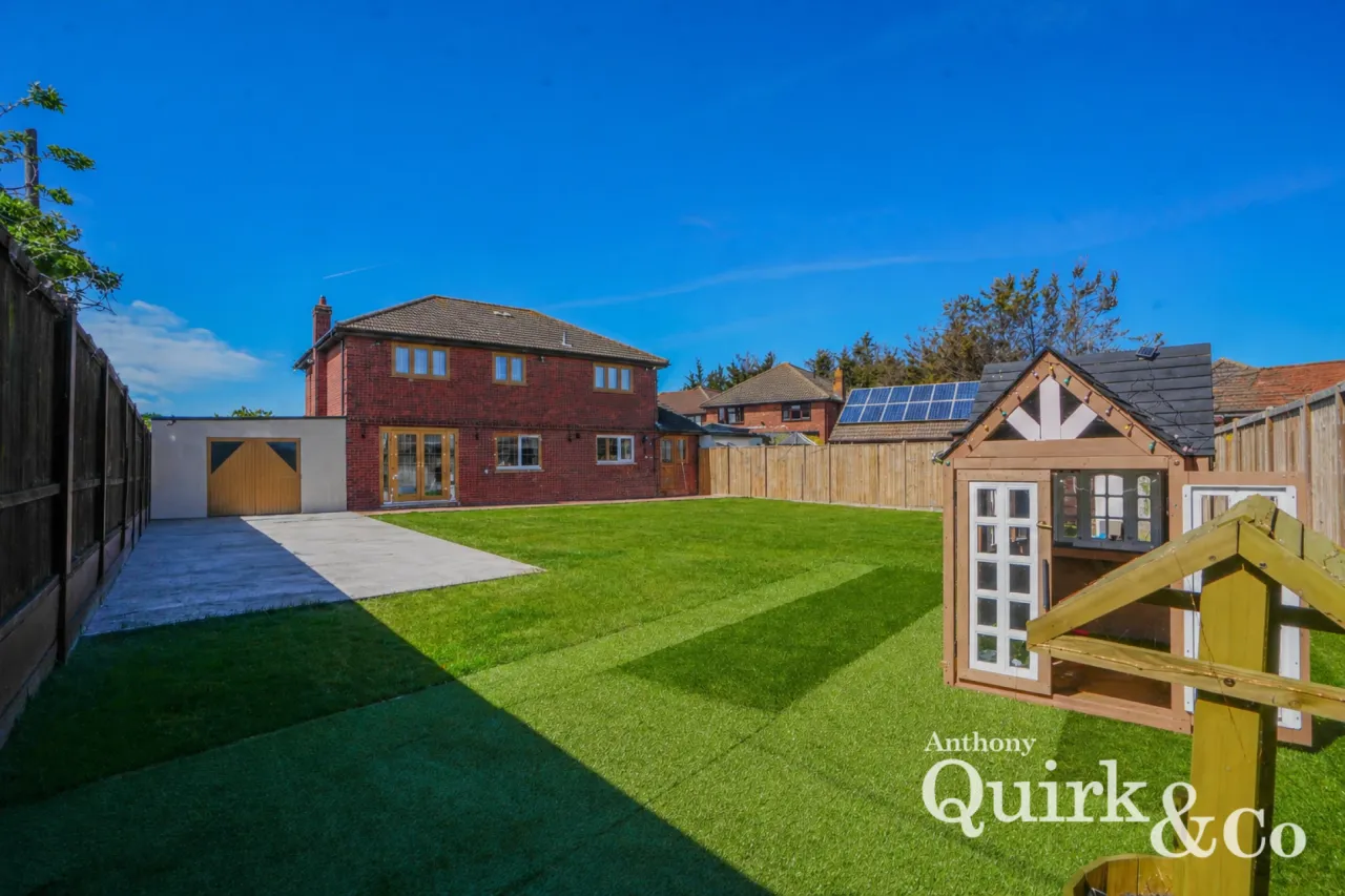 4 bed property for sale, Prince William Avenue, Canvey Island, SS8