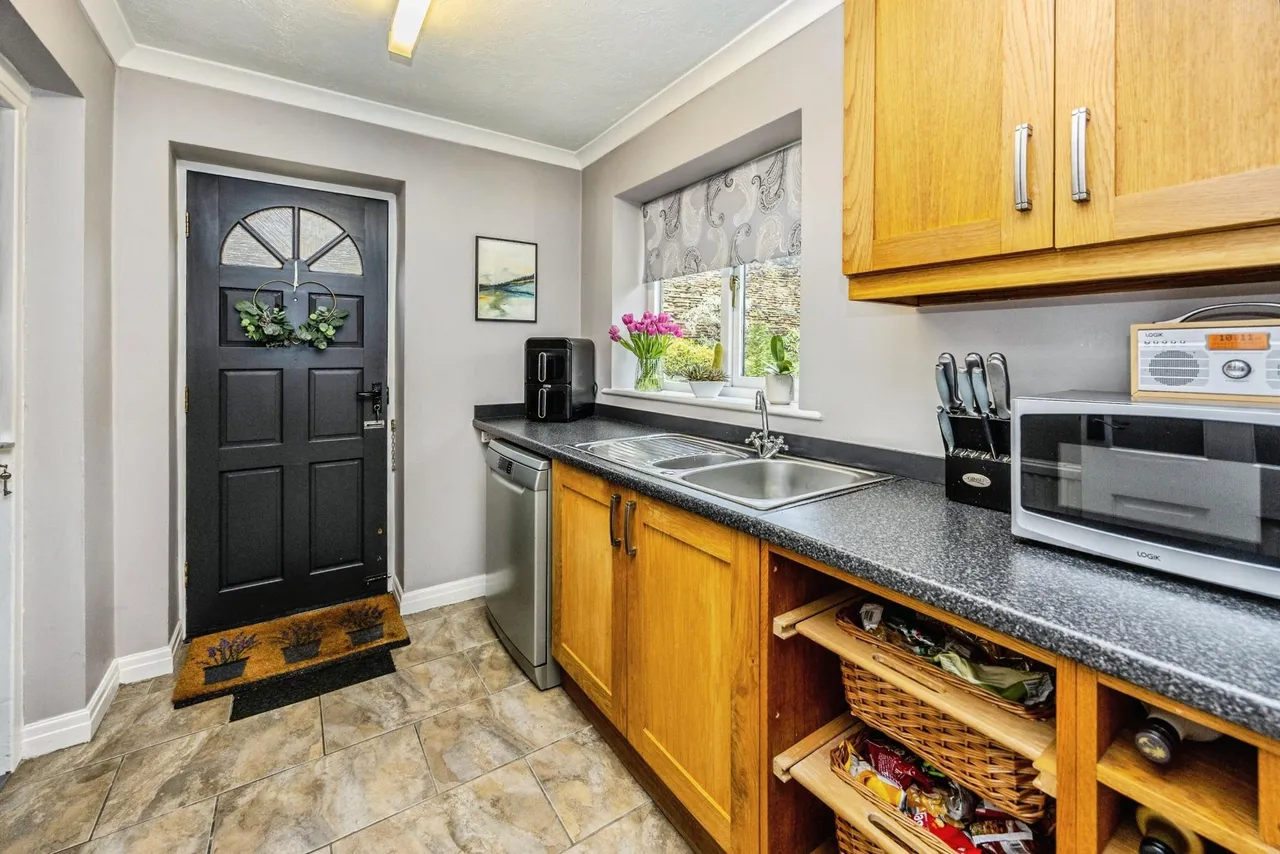 Wakefield Road, Huddersfield, HD8, photo 8