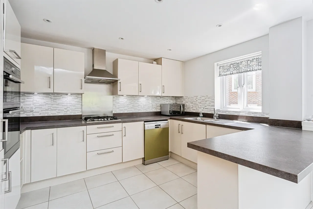 Goldfinch Road, Burgess Hill, photo 3