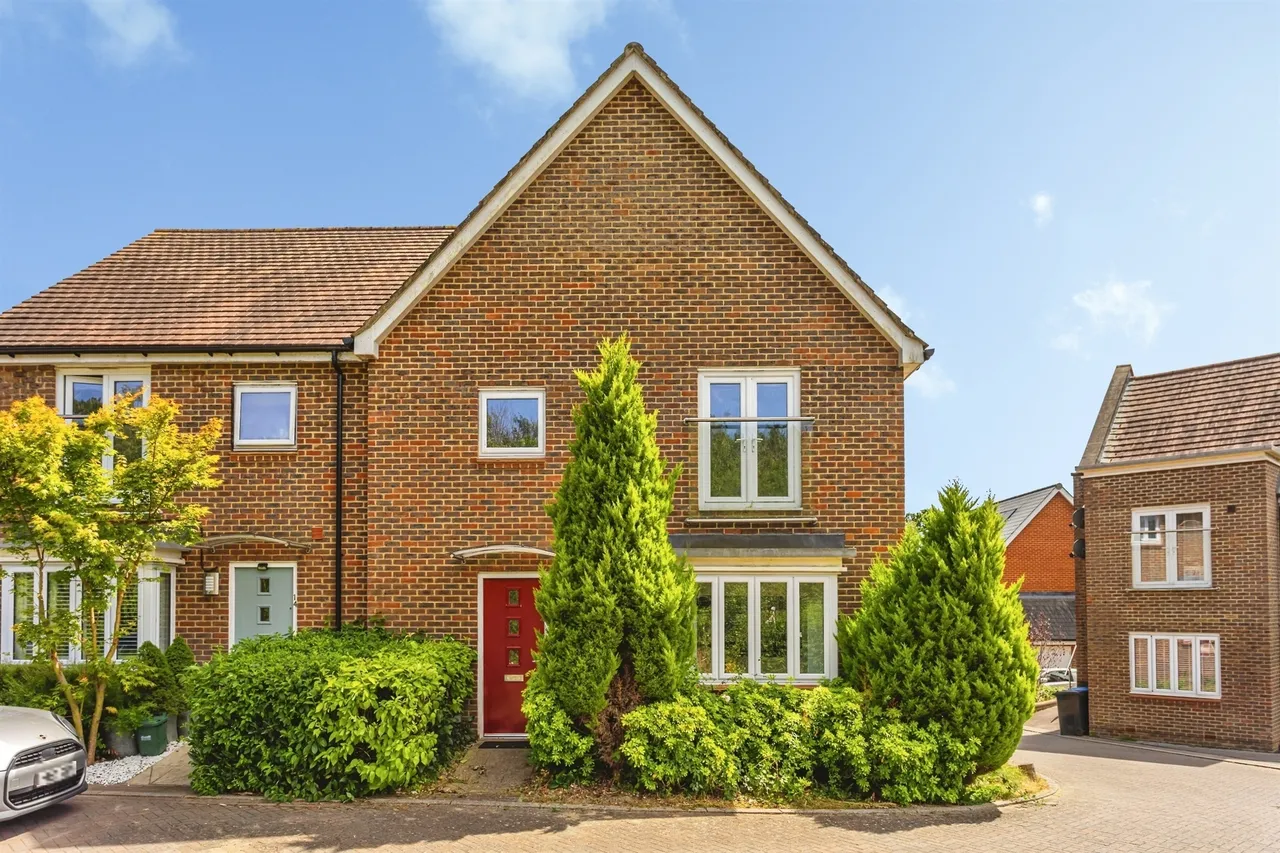 4 bed house for sale — Goldfinch Road, Burgess Hill