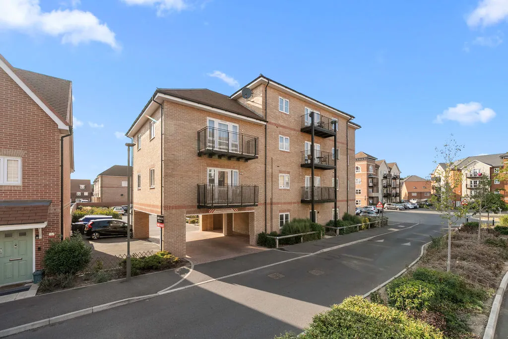 1 bed flat for sale — Bell Farm Way Hersham, Walton-On-Thames KT12 5BQ