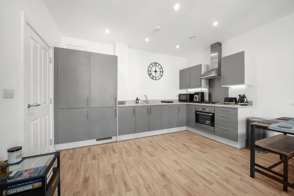 Bell Farm Way Hersham, Walton-On-Thames KT12 5BQ, photo 8