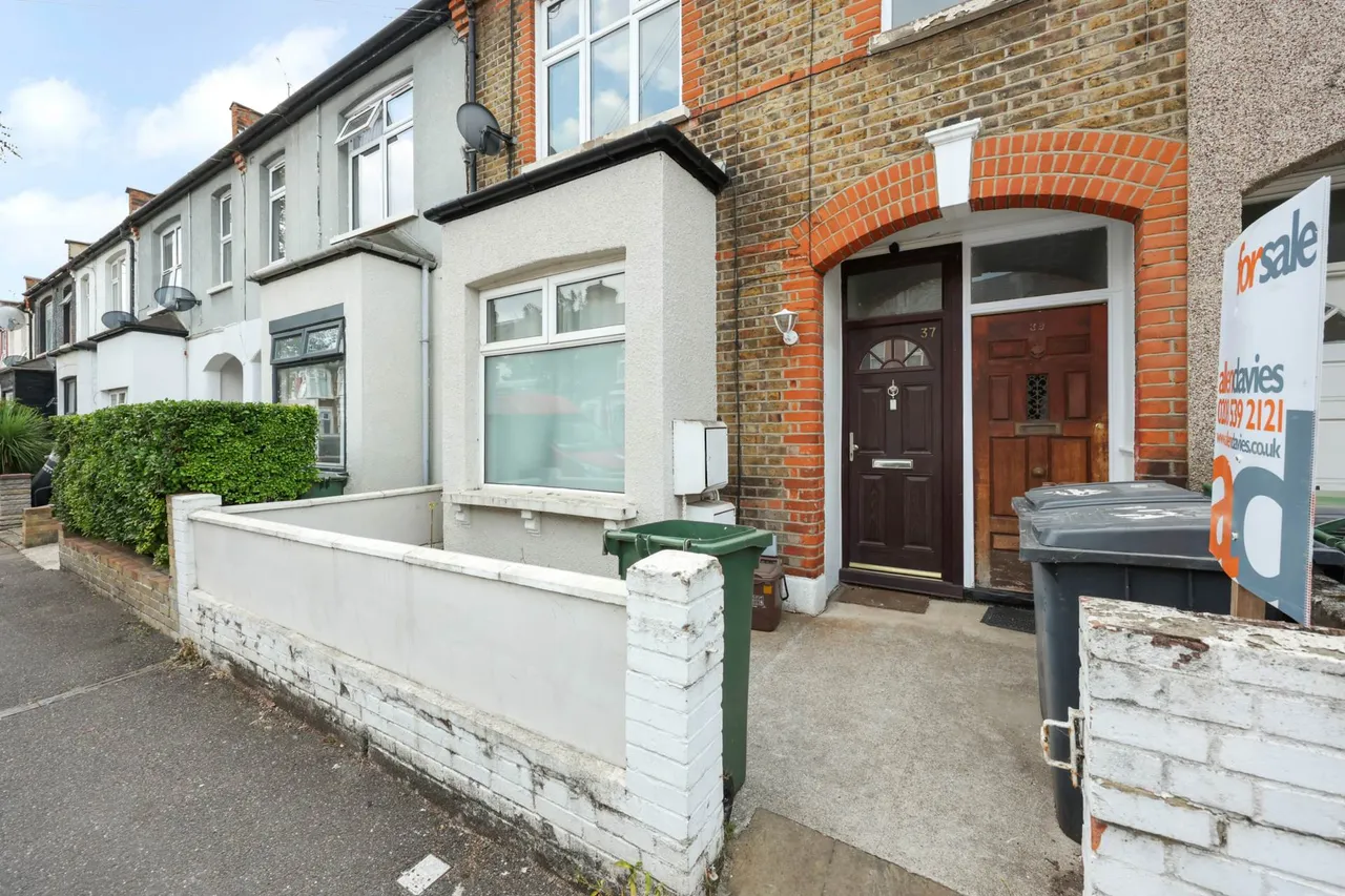2 bed flat to rent, Northbank Road, London, E17