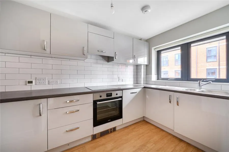 3 bed flat to rent, Highfield Avenue, Newbury, RG14