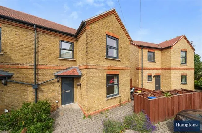 3 bed house to rent — Surry, Esher