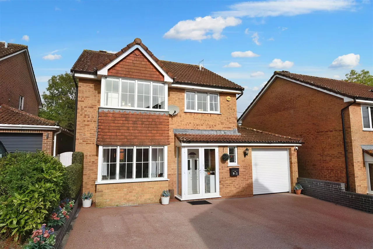 4 bed house for sale, Bryony Gardens, Gillingham