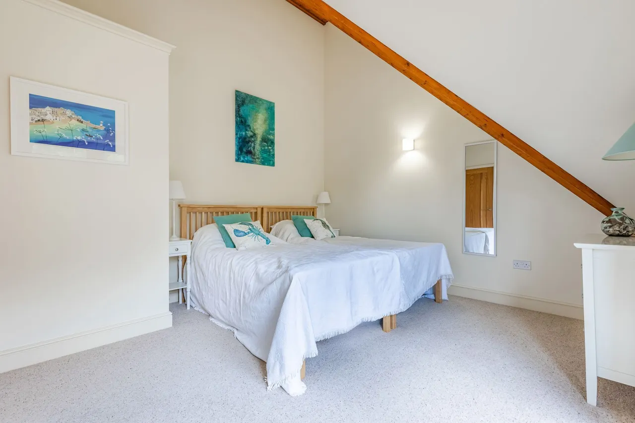 Beautifully Appointed Detached Proper, photo 12