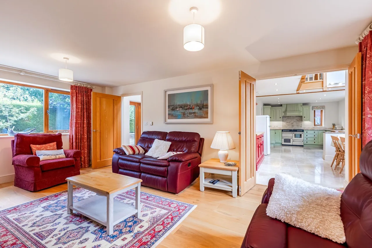 Beautifully Appointed Detached Proper, photo 6