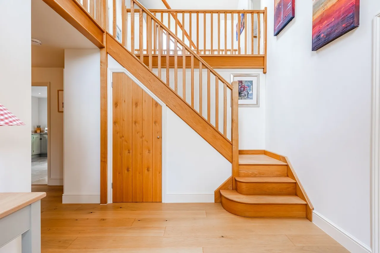 Beautifully Appointed Detached Proper, photo 9