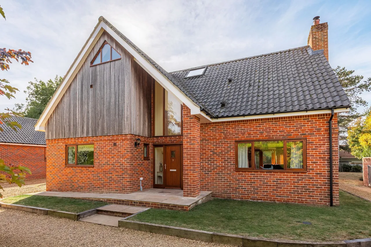 3 bed house for sale, Beautifully Appointed Detached Proper