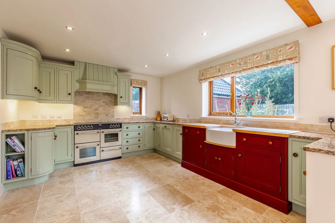 Beautifully Appointed Detached Proper, photo 4