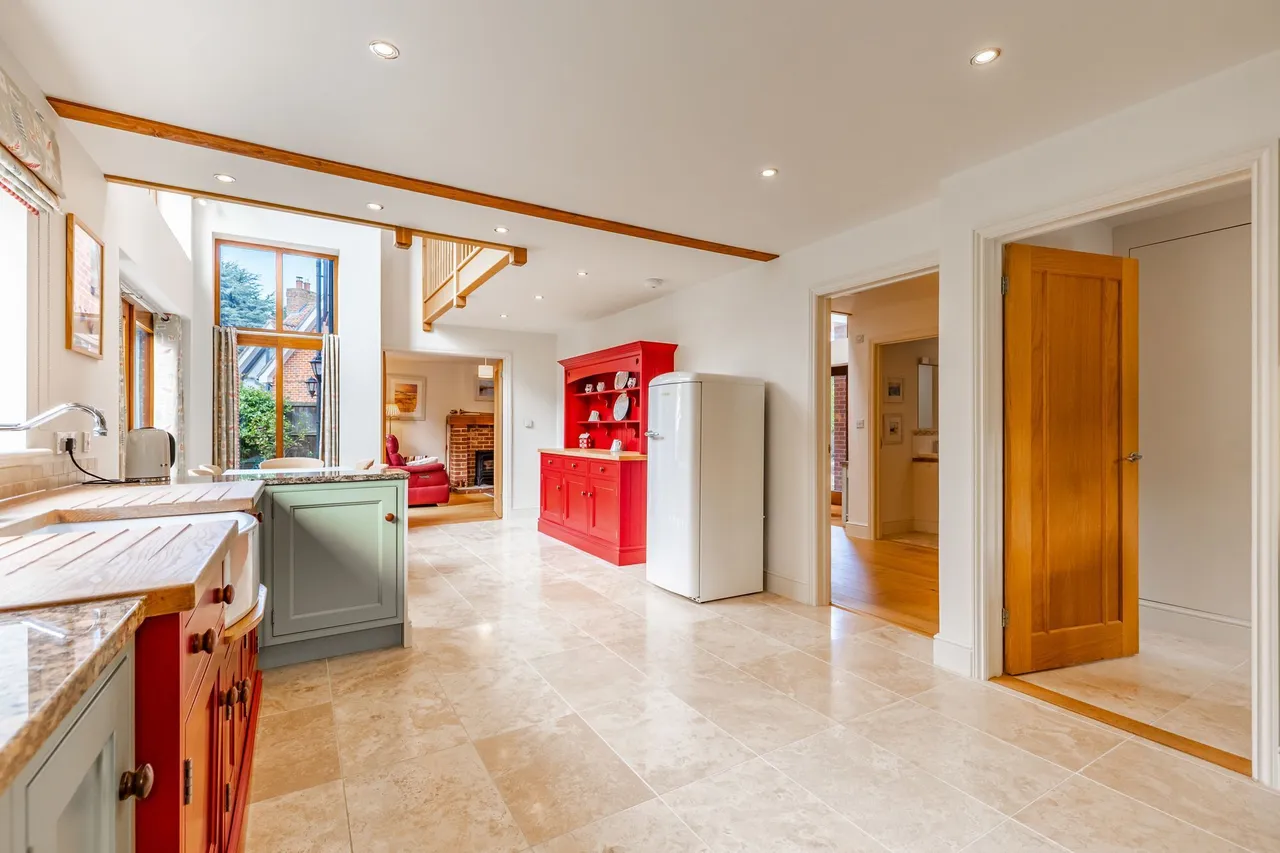Beautifully Appointed Detached Proper, photo 5