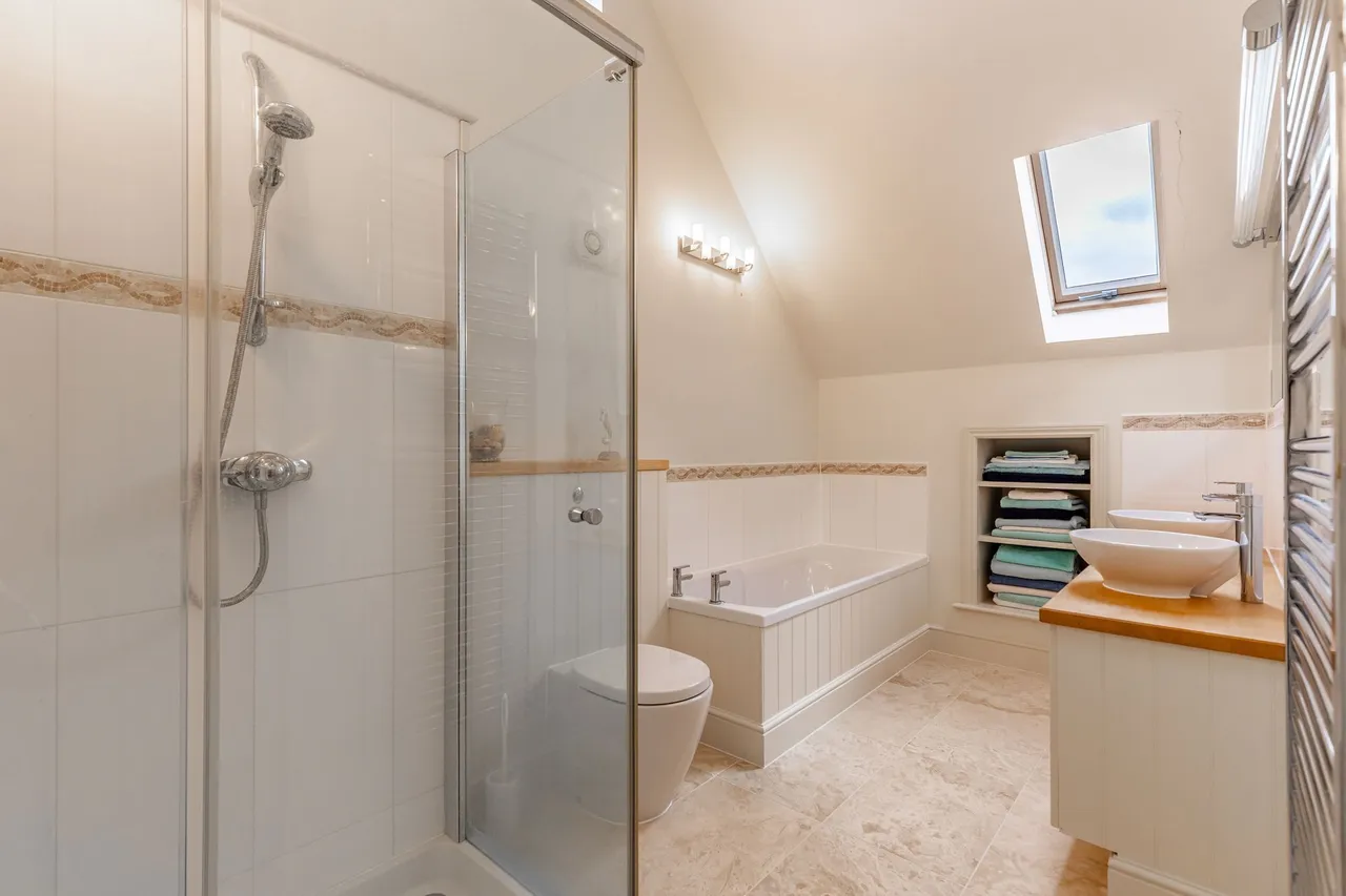 Beautifully Appointed Detached Proper, photo 15