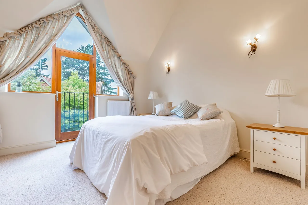 Beautifully Appointed Detached Proper, photo 11