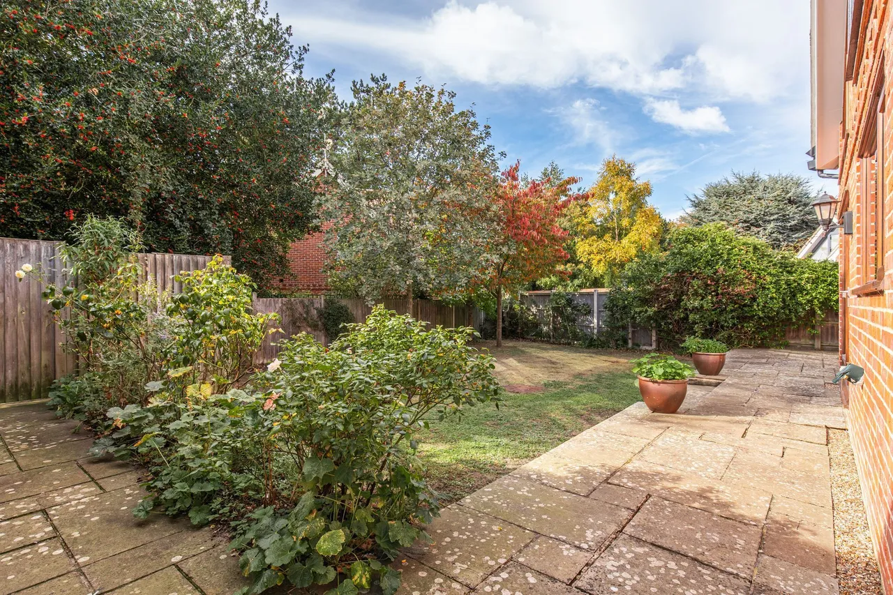 Beautifully Appointed Detached Proper, photo 18