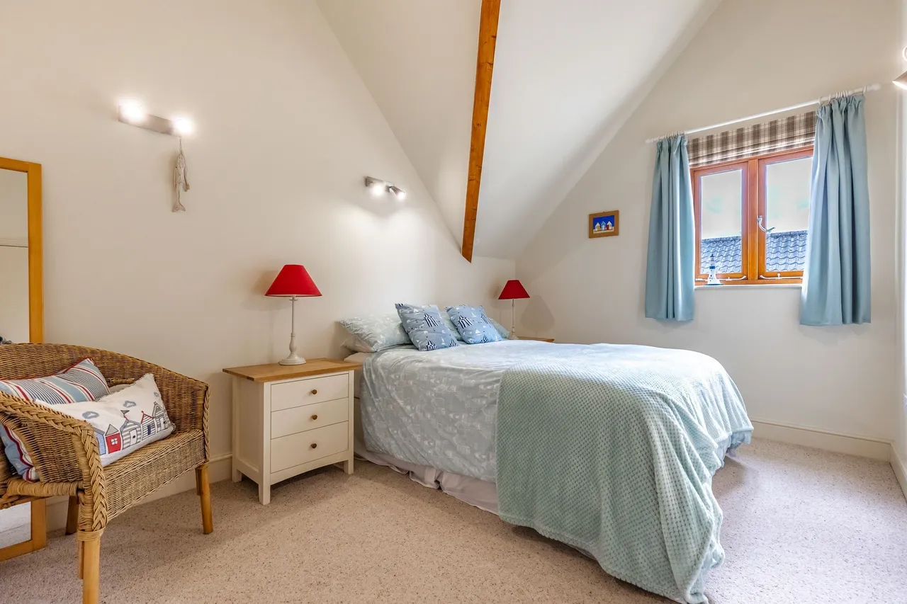 Beautifully Appointed Detached Proper, photo 14