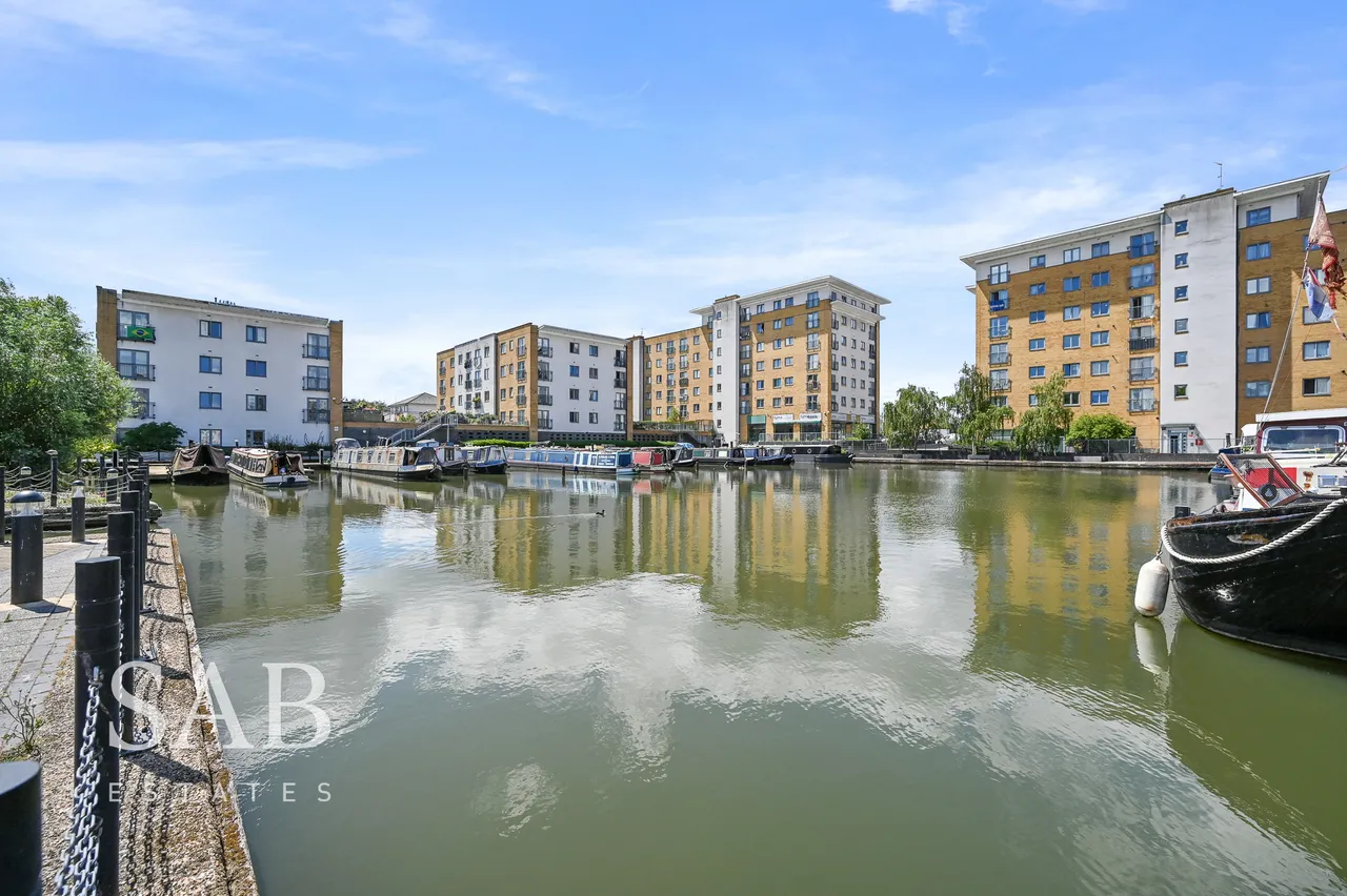 2 bed flat for sale, Waxlow Way, Northolt, UB5