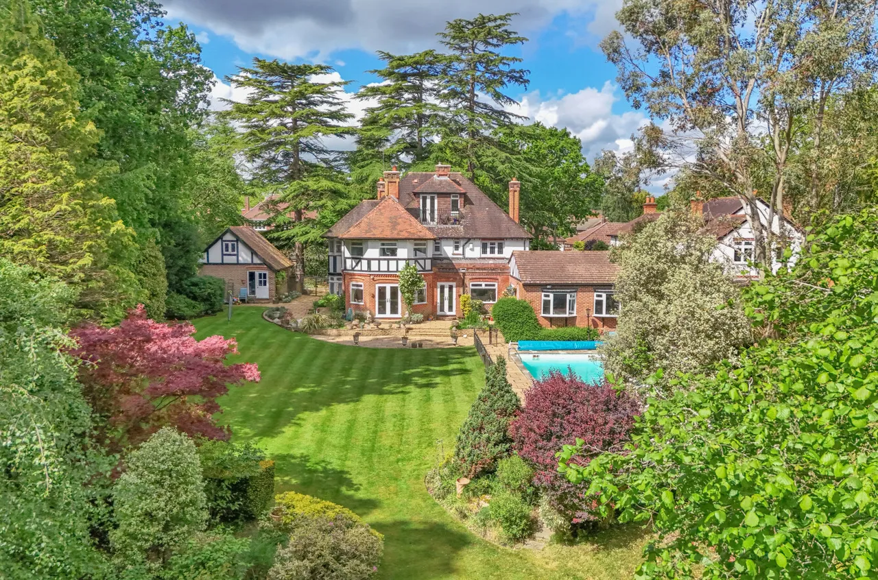 5 bed house for sale — Avenue Road, Farnborough, Hampshire, GU14 7BW