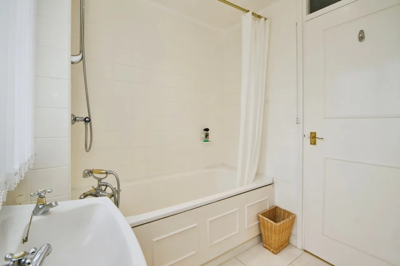 Keats Avenue, Romford, RM3, photo 13
