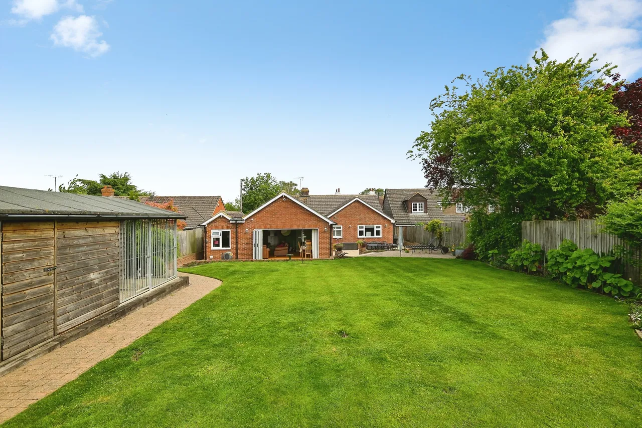 4 bed house for sale — The Street, Selling