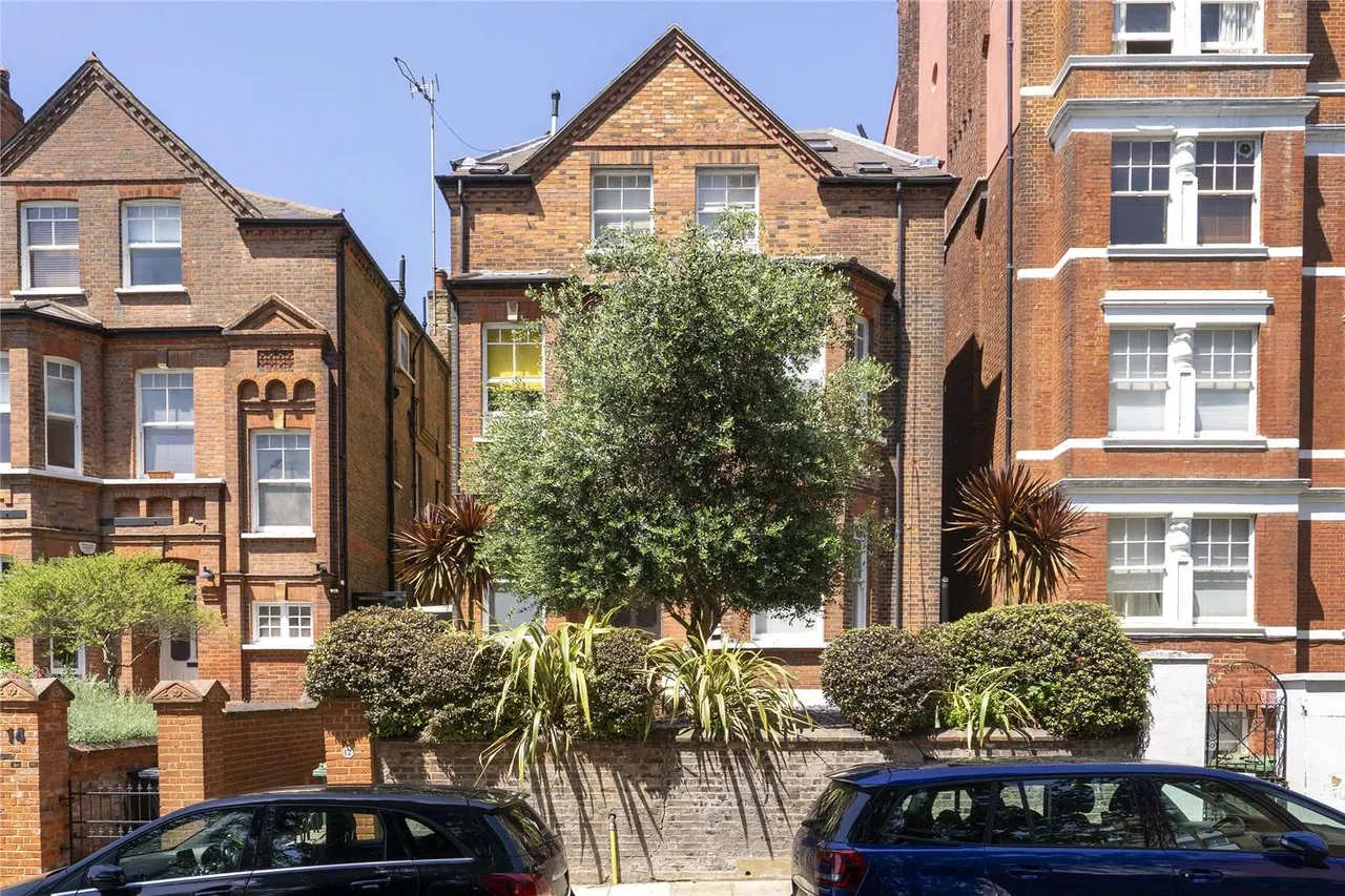 2 bed flat for sale, Ornan Road, London, NW3