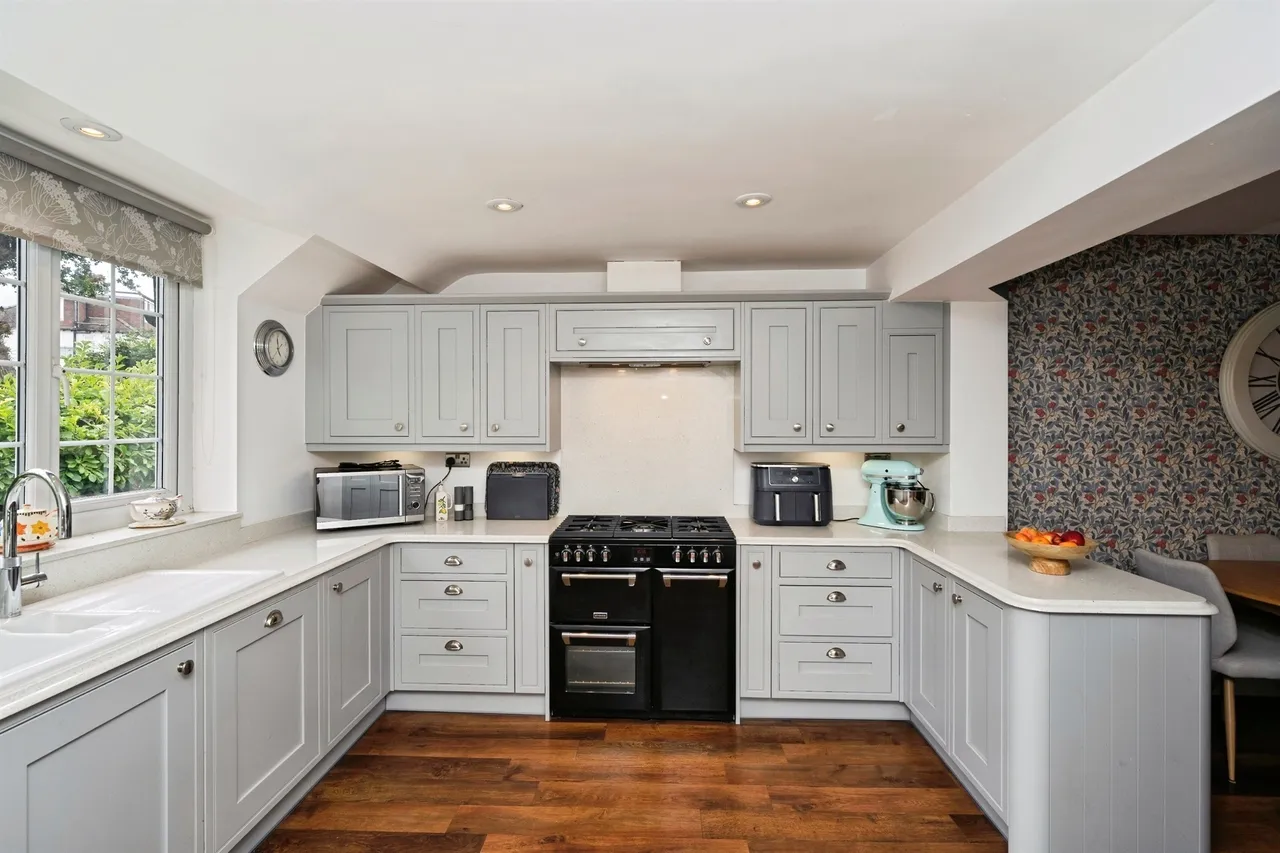 Thornton Avenue, Wirral, photo 9